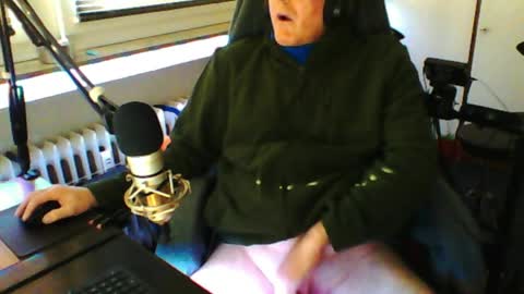 Snapshot of luckyfreak1 chatting on March 31, 4:40 pm call me Stefan online show from March 31, 4:40 pm