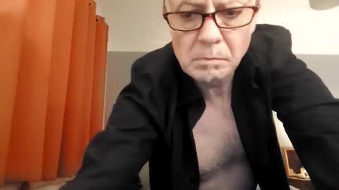 Snapshot of luckypuppy222 chatting on January 18, 6:12 pm luckypuppy222 online show from January 18, 6:12 pm