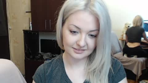 Snapshot of luckyshotgirl chatting on April 6, 1:01 pm LuckyShot online show from April 6, 1:01 pm