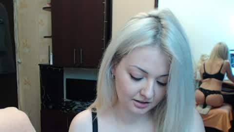 Snapshot of luckyshotgirl chatting on April 19, 11:09 am LuckyShot online show from April 19, 11:09 am