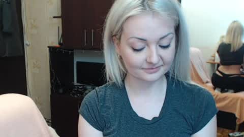 Snapshot of luckyshotgirl chatting on April 21, 12:33 pm LuckyShot online show from April 21, 12:33 pm