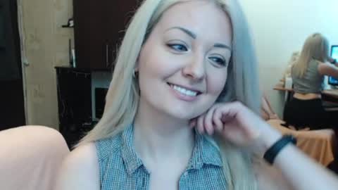 Snapshot of luckyshotgirl chatting on April 22, 1:45 pm LuckyShot online show from April 22, 1:45 pm