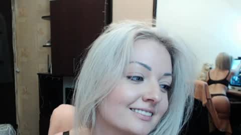 Snapshot of luckyshotgirl chatting on May 9, 3:39 pm LuckyShot online show from May 9, 3:39 pm