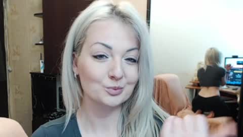 Snapshot of luckyshotgirl chatting on May 16, 6:17 pm LuckyShot online show from May 16, 6:17 pm