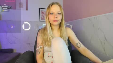 Snapshot of lucy__loy chatting on November 21, 6:01 am Lucy online show from November 21, 6:01 am