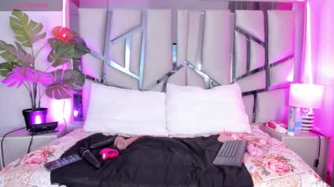 Snapshot of lucy_davies_ chatting on March 18, 11:46 am lucy_davies_ online show from March 18, 11:46 am