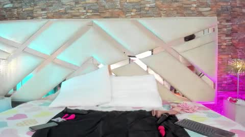 Snapshot of lucy_davies_ chatting on March 23, 11:36 am lucy_davies_ online show from March 23, 11:36 am