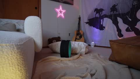 Snapshot of lucy_gooosey chatting on February 27, 11:48 pm Lucy. online show from February 27, 11:48 pm