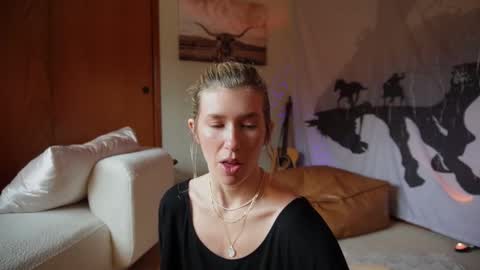 Snapshot of lucy_gooosey chatting on March 3, 11:03 pm Lucy. online show from March 3, 11:03 pm