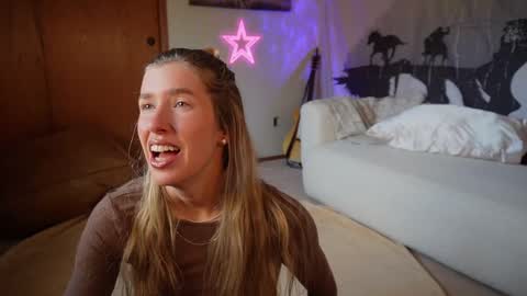 Snapshot of lucy_gooosey chatting on March 10, 11:49 pm Lucy. online show from March 10, 11:49 pm
