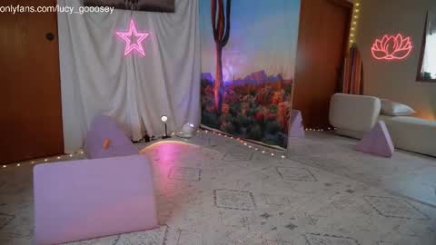 Snapshot of lucy_gooosey chatting on September 17, 8:43 pm Lucy. online show from September 17, 8:43 pm