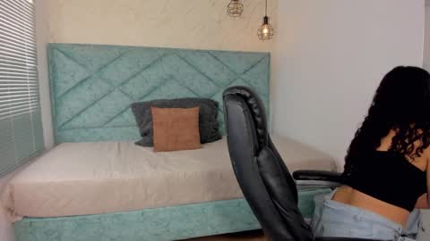 Lucy Greys online show from February 6, 6:33 pm