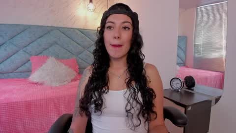 Snapshot of lucy_greys_ chatting on April 10, 7:18 pm Lucy Greys online show from April 10, 7:18 pm