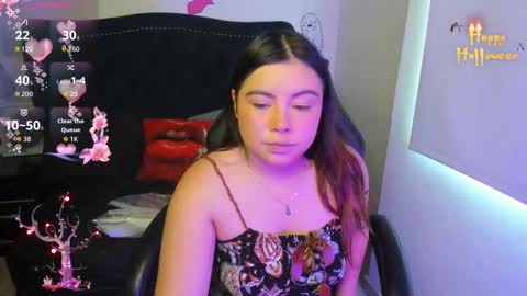 Snapshot of lucypetit chatting on October 31, 2:07 pm Lucy Petit online show from October 31, 2:07 pm