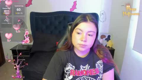 Snapshot of lucypetit chatting on November 3, 2:18 pm Lucy Petit online show from November 3, 2:18 pm