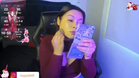 Snapshot of lucypetit chatting on November 18, 12:31 pm Lucy Petit online show from November 18, 12:31 pm
