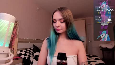 Snapshot of lucysbrain chatting on December 4, 10:35 am Lucy online show from December 4, 10:35 am