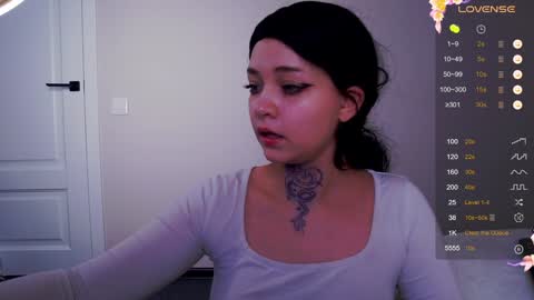 lucyvee online show from December 4, 11:30 am