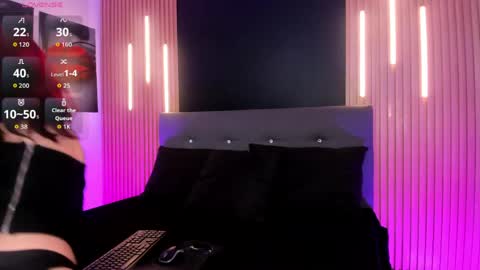 Snapshot of lucywalkeer chatting on June 3, 8:14 pm LucyWalkeer online show from June 3, 8:14 pm