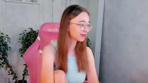 Snapshot of lucyy_green chatting on June 25, 1:05 am Lucy online show from June 25, 1:05 am