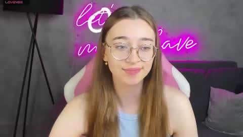 Snapshot of lucyy_green chatting on June 28, 1:00 am Lucy online show from June 28, 1:00 am