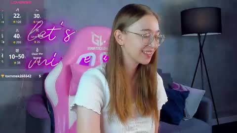 Snapshot of lucyy_green chatting on July 4, 1:01 am Lucy online show from July 4, 1:01 am
