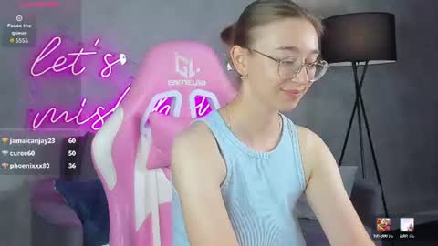 Snapshot of lucyy_green chatting on July 5, 4:19 am Lucy online show from July 5, 4:19 am