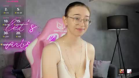 Snapshot of lucyy_green chatting on July 7, 12:46 am Lucy online show from July 7, 12:46 am