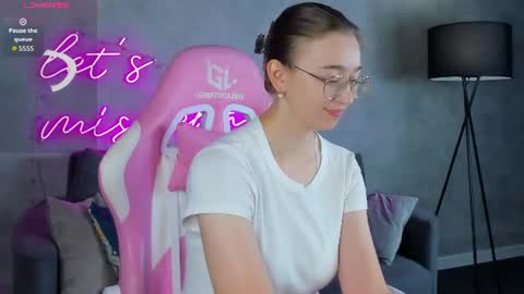 Snapshot of lucyy_green chatting on July 9, 12:48 am Lucy online show from July 9, 12:48 am