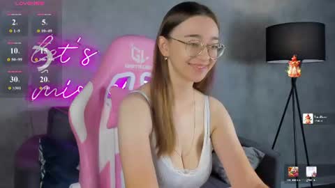 Snapshot of lucyy_green chatting on July 11, 12:46 am Lucy online show from July 11, 12:46 am