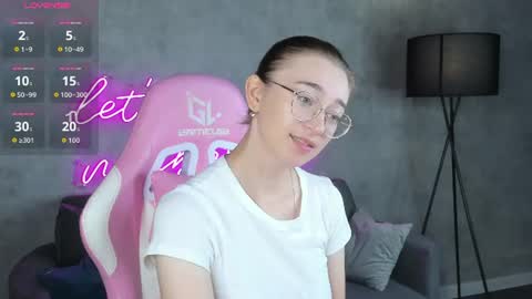 Snapshot of lucyy_green chatting on July 24, 12:52 am Lucy online show from July 24, 12:52 am