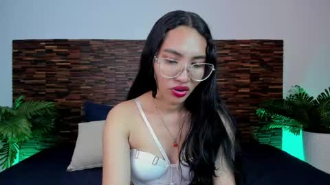 Snapshot of lucyy_liiu chatting on April 16, 11:29 pm Lucy Liiu online show from April 16, 11:29 pm