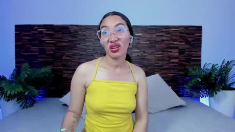 Snapshot of lucyy_liiu chatting on May 25, 9:21 pm Lucy Liiu online show from May 25, 9:21 pm