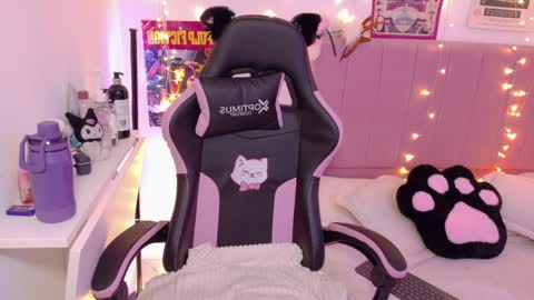 Snapshot of lucyy_peach chatting on April 11, 3:33 am LUCYY FROM HOME online show from April 11, 3:33 am