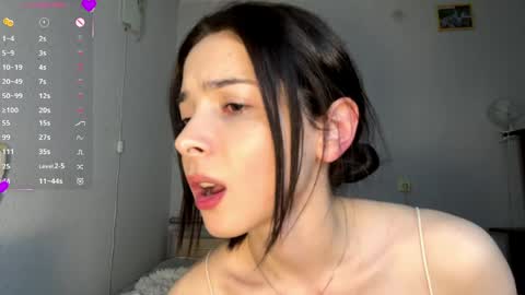 Snapshot of ludivinablice chatting on April 3, 4:49 pm Mika online show from April 3, 4:49 pm