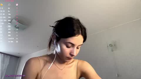 Snapshot of ludivinablice chatting on June 10, 1:21 pm Mika online show from June 10, 1:21 pm