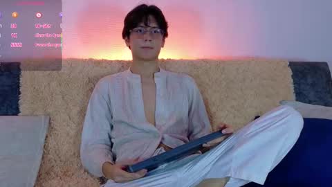 Snapshot of lui_x_dust chatting on February 22, 4:02 am Lui online show from February 22, 4:02 am