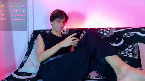 Snapshot of lui_x_dust chatting on February 24, 4:32 am Lui online show from February 24, 4:32 am