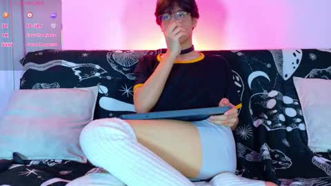 Snapshot of lui_x_dust chatting on February 26, 4:44 am Lui online show from February 26, 4:44 am