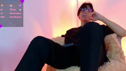 Snapshot of lui_x_dust chatting on March 27, 3:23 am Lui online show from March 27, 3:23 am