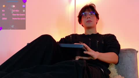 Snapshot of lui_x_dust chatting on March 29, 3:17 am Lui online show from March 29, 3:17 am