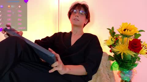 Snapshot of lui_x_dust chatting on April 3, 3:26 am Lui online show from April 3, 3:26 am