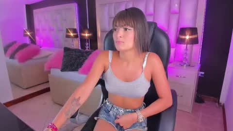 Snapshot of luisajonnes_ chatting on March 17, 2:31 pm Luisa online show from March 17, 2:31 pm