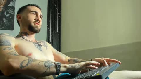 Snapshot of luke_davis01 chatting on February 28, 2:20 pm LUKE online show from February 28, 2:20 pm