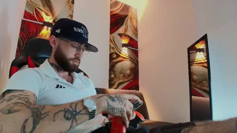 Snapshot of luke_davis01 chatting on November 17, 12:55 pm LUKE online show from November 17, 12:55 pm