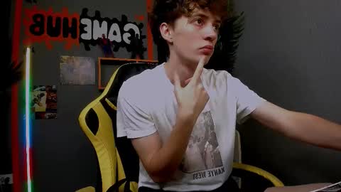 Snapshot of luke_sweet chatting on December 2, 10:42 am Luke online show from December 2, 10:42 am