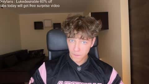 Snapshot of lukedesirable chatting on April 8, 8:09 pm lukedesirable online show from April 8, 8:09 pm