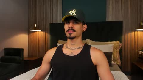 Snapshot of lukeetaylor_ chatting on November 4, 10:47 am Luke Taylor online show from November 4, 10:47 am