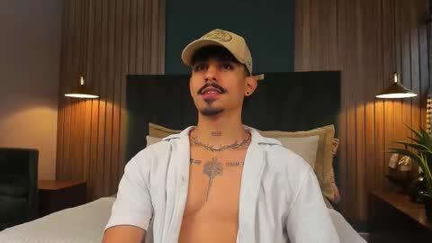 Snapshot of lukeetaylor_ chatting on November 15, 11:29 am Luke Taylor online show from November 15, 11:29 am