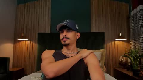 Snapshot of lukeetaylor_ chatting on December 2, 11:04 am Luke Taylor online show from December 2, 11:04 am